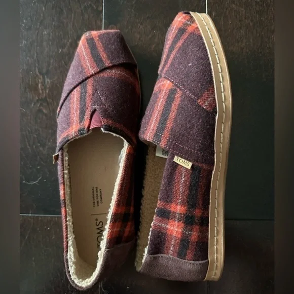 TOMS Brand Red and Black Plaid Slip on Shoes w/ Soft Fleece Lining Size … - Picture 4 of 6